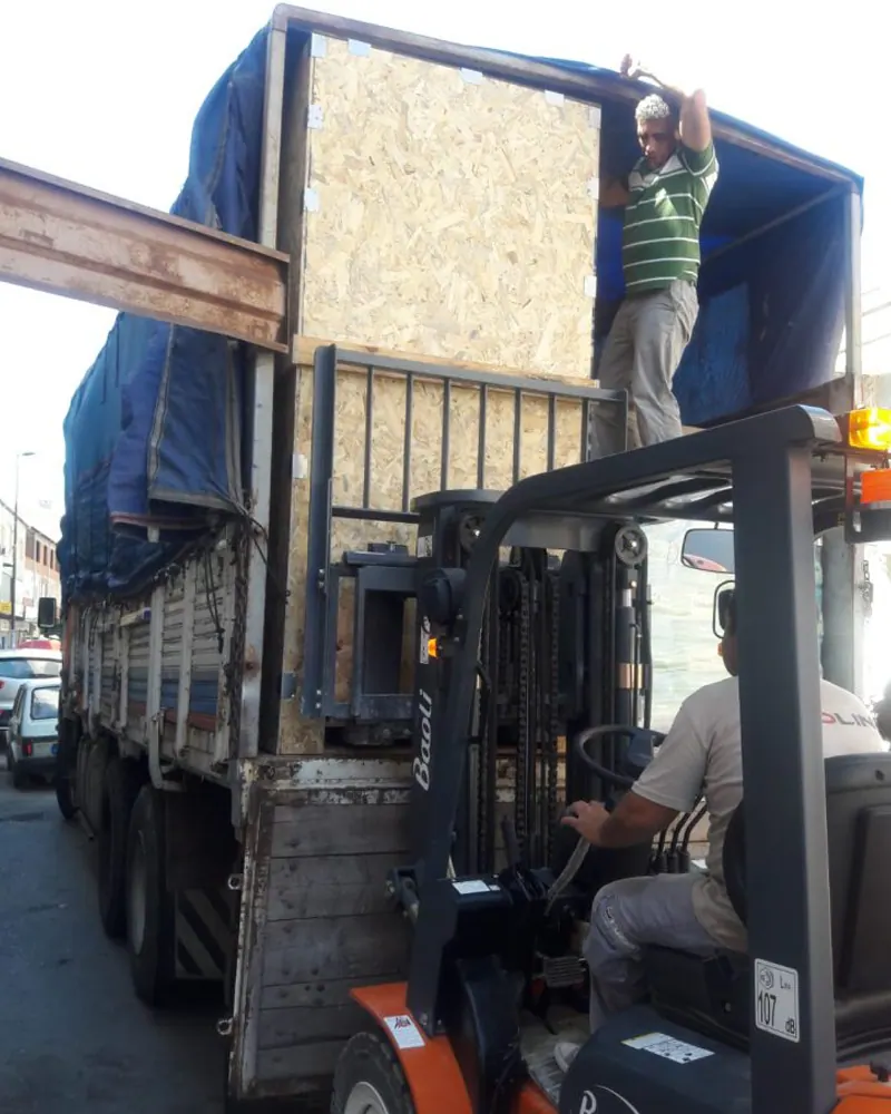 Tır yüklemesi: DPFMAC makinesi forkliftle sevkiyata hazırlanıyor