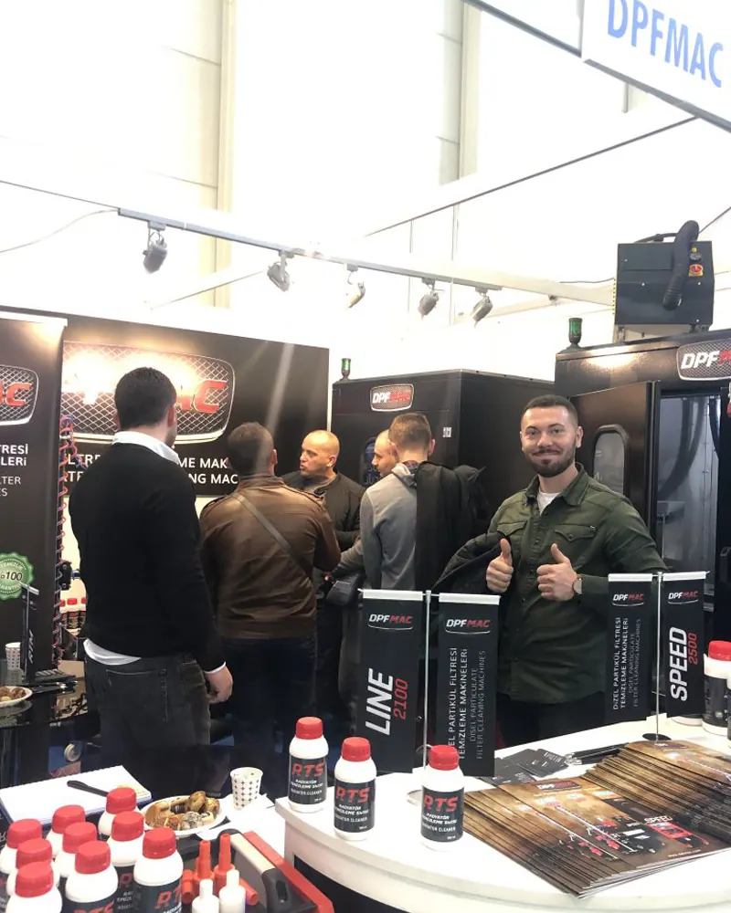 Fuar standında DPFMAC ekibi ve ziyaretçiler