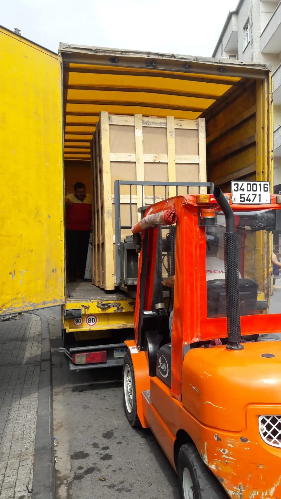 Makine sandığının forkliftle kamyona yüklenmesi