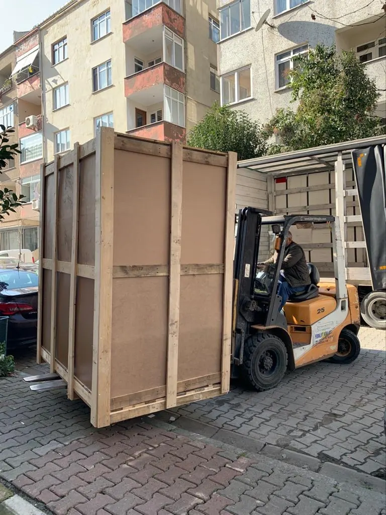 Ahşap sandıktaki makinenin forkliftle taşınması