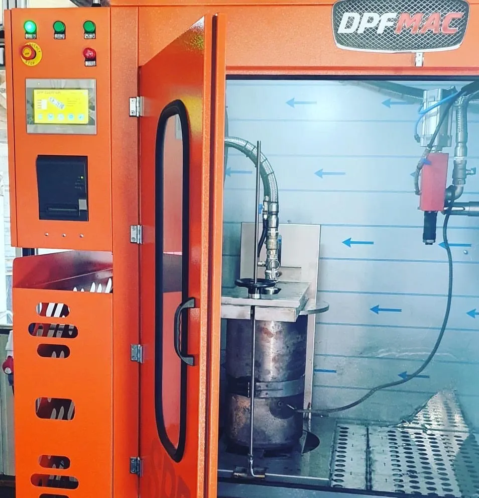 Kabinli DPF temizleme makinesinin içi: temizlik için bağlanmış DPF