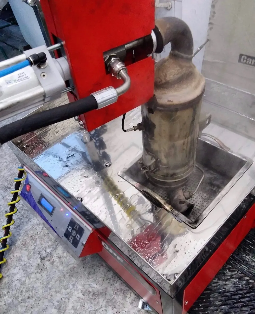 Line 2100'ün pnömatik tutucusuna bağlanmış DPF