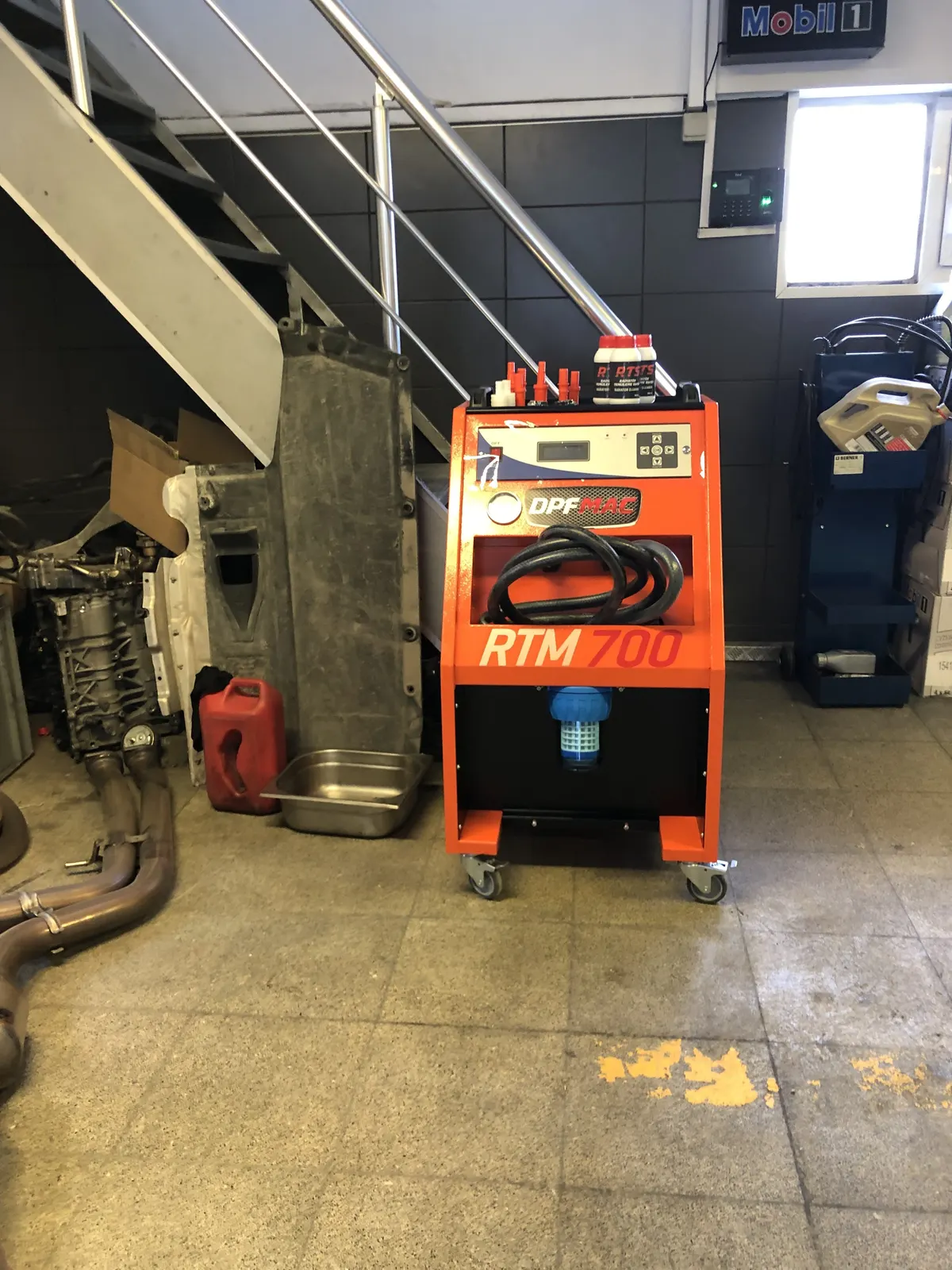 Serviste turuncu RTM 700 radyatör temizleme makinesi