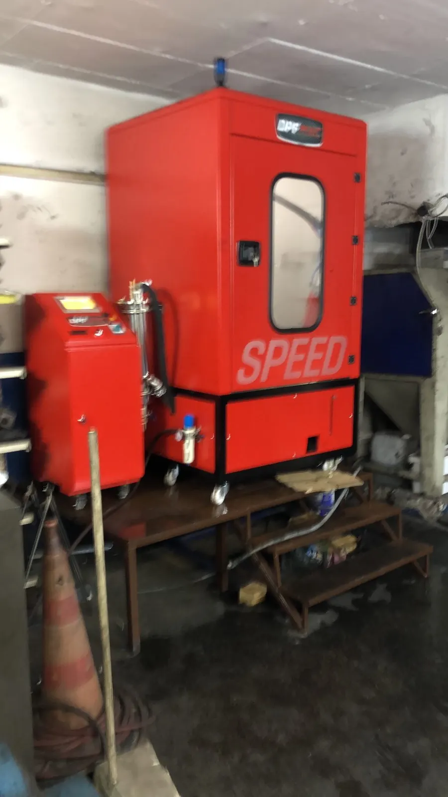 Serviste kırmızı Speed 2500