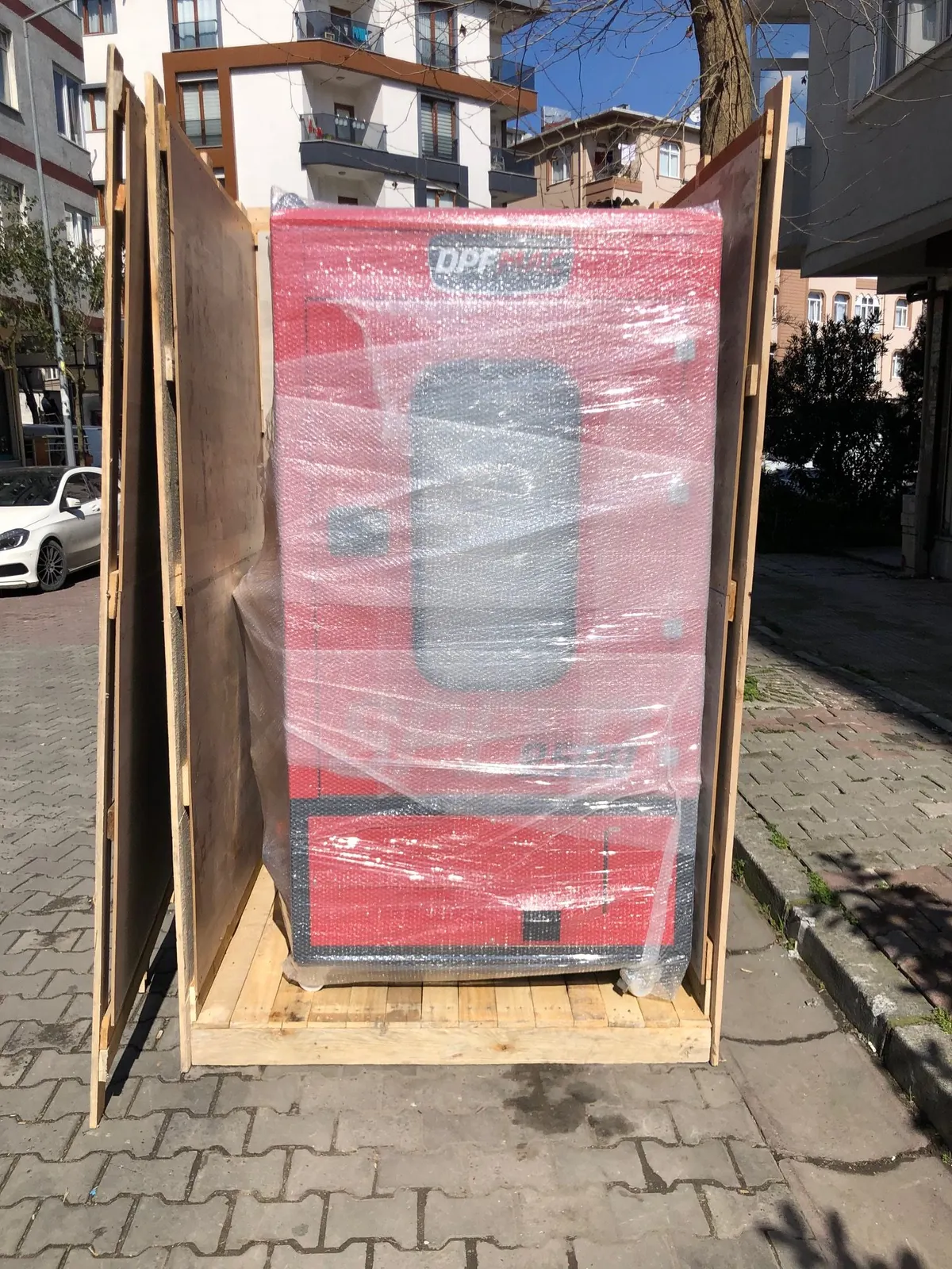 Sevkiyat için ahşap sandığa yerleştirilen kırmızı Speed 2500