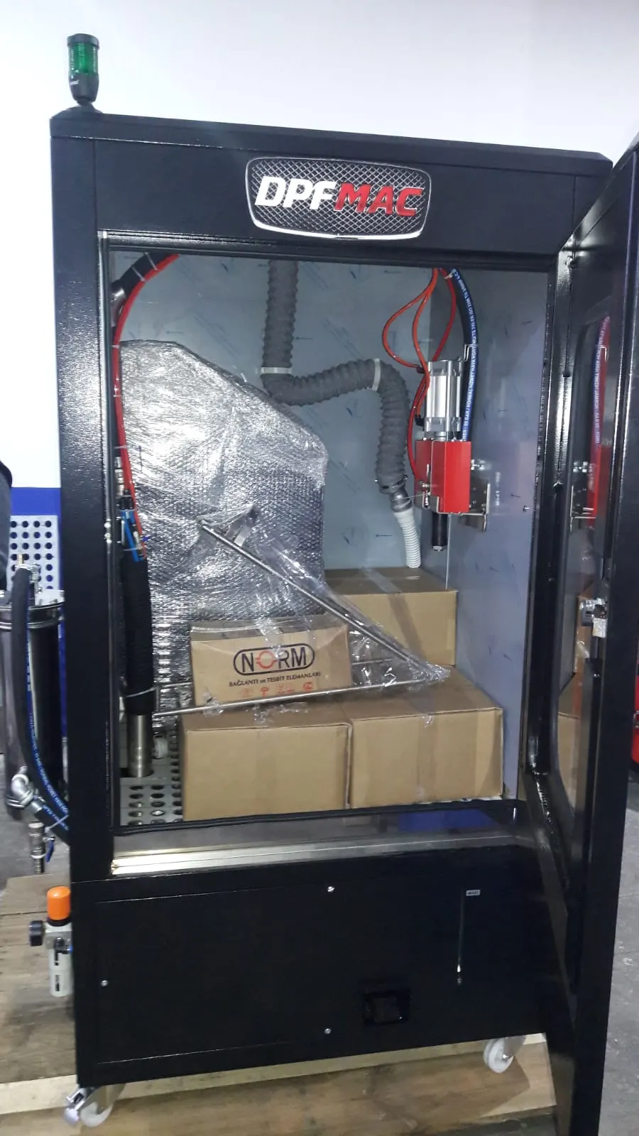Bağlantı aparatları kabine yerleştirilmiş siyah Speed 2500