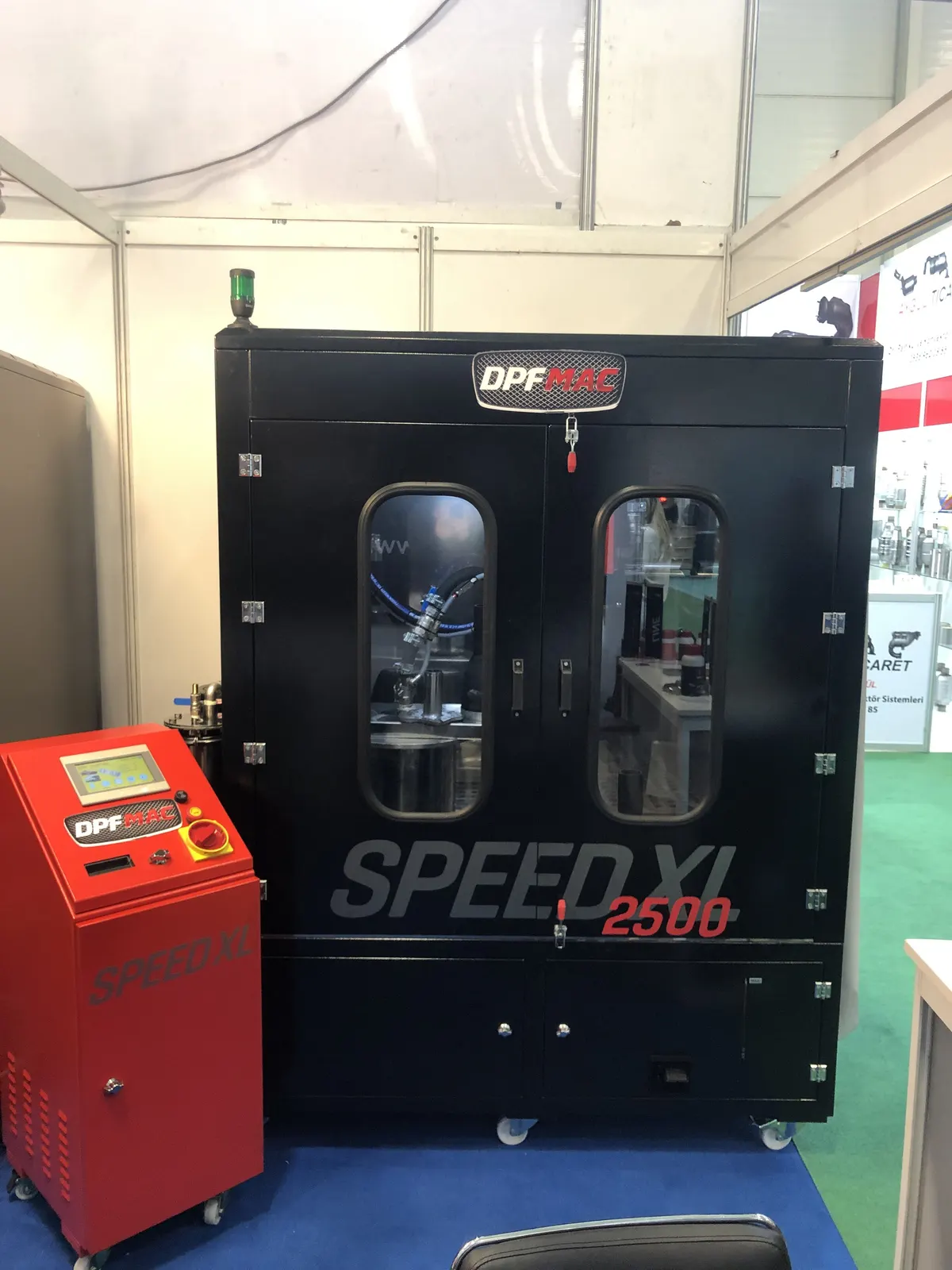 Fuar standında siyah Speed XL 2500 ve kumanda ünitesi