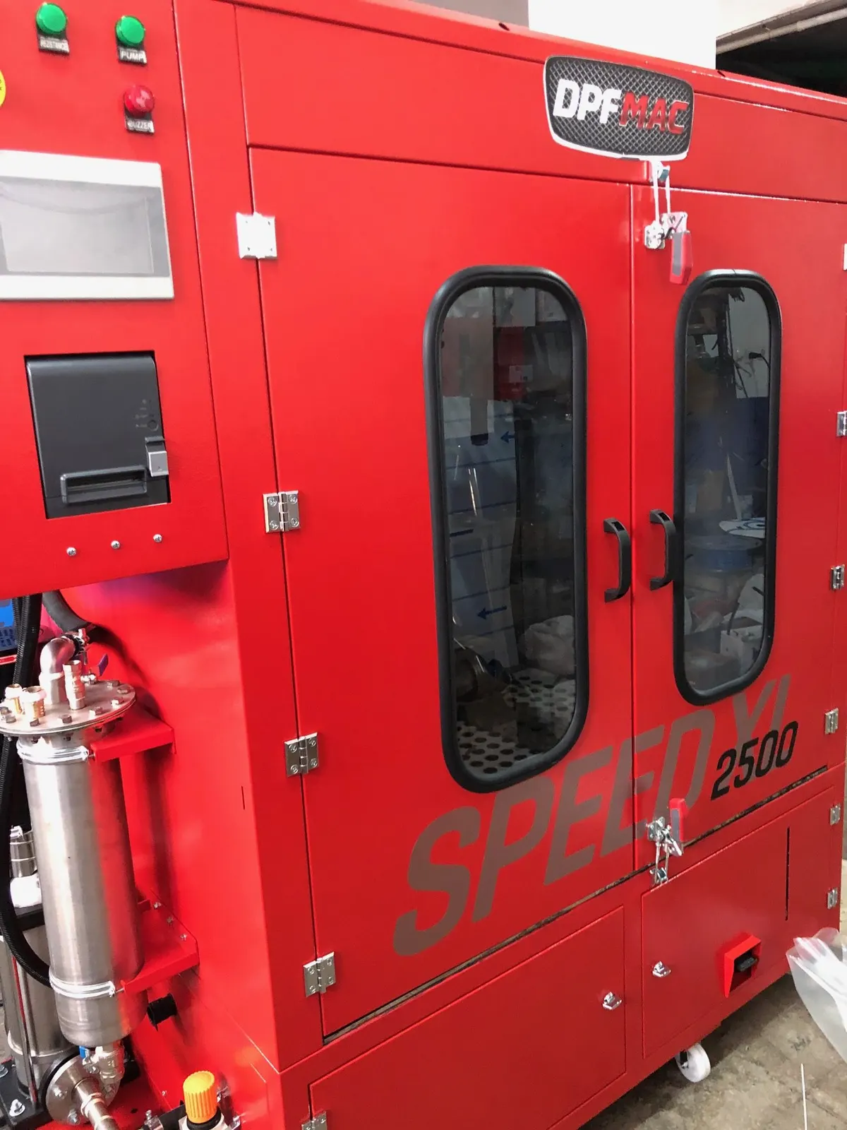 Kırmızı Speed XL 2500: kontrol paneli ve kabin kapıları